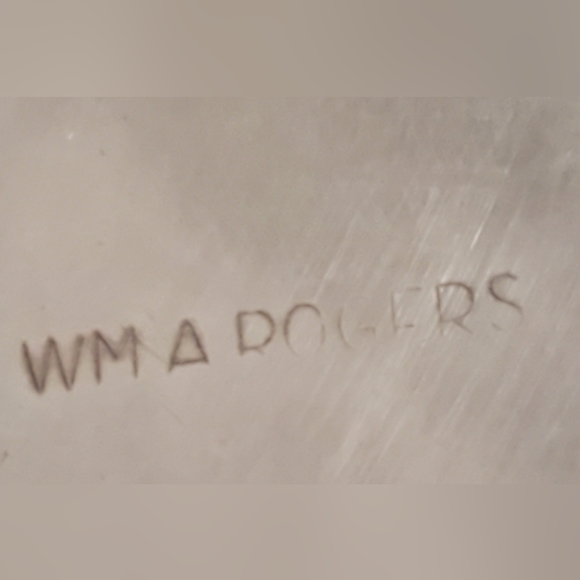 Silver-plated Chippendale Wm A Rogers footed dish 8 1/2" across 2" H - Picture 9 of 9